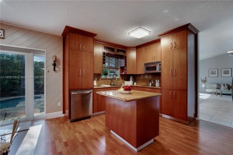 Casa en venta en Miami, Florida, 5 dormitorios, 285.58 m2 № 1739045 - foto 10