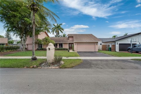 Casa en venta en Miami, Florida, 5 dormitorios, 285.58 m2 № 1739045 - foto 1