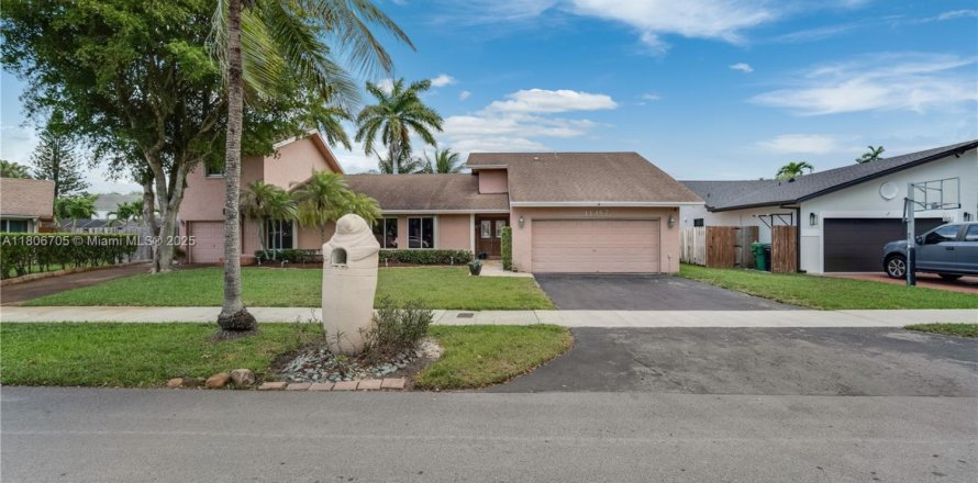 Casa en Miami, Florida 5 dormitorios, 285.58 m2 № 1739045