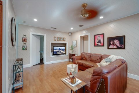 Casa en venta en Miami, Florida, 5 dormitorios, 285.58 m2 № 1739045 - foto 14