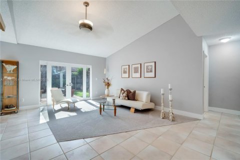 Casa en venta en Miami, Florida, 5 dormitorios, 285.58 m2 № 1739045 - foto 5