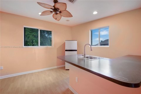 Casa en venta en Miami, Florida, 5 dormitorios, 285.58 m2 № 1739045 - foto 28