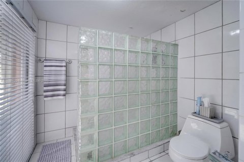 Casa en venta en Miami, Florida, 5 dormitorios, 285.58 m2 № 1739045 - foto 20