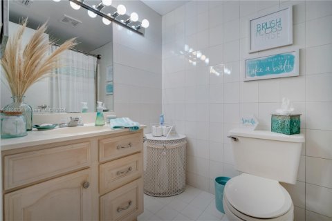 Casa en venta en Miami, Florida, 5 dormitorios, 285.58 m2 № 1739045 - foto 25