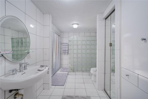 Casa en venta en Miami, Florida, 5 dormitorios, 285.58 m2 № 1739045 - foto 18
