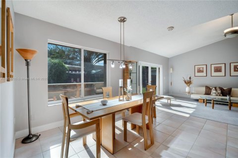 Casa en venta en Miami, Florida, 5 dormitorios, 285.58 m2 № 1739045 - foto 9