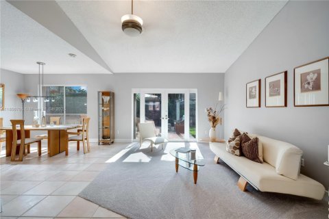 Casa en venta en Miami, Florida, 5 dormitorios, 285.58 m2 № 1739045 - foto 6