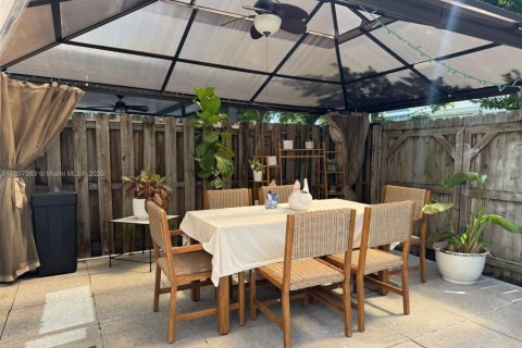 Townhouse in Homestead, Florida 3 bedrooms, 158.49 sq.m. № 1882552 - photo 15