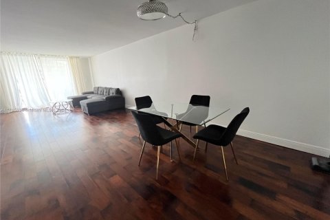 Copropriété à vendre à Hallandale Beach, Floride: 2 chambres, 111.48 m2 № 1981982 - photo 3