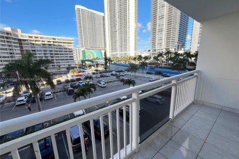 Copropriété à vendre à Hallandale Beach, Floride: 2 chambres, 111.48 m2 № 1981982 - photo 14