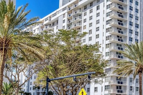 Copropriété à vendre à Hallandale Beach, Floride: 2 chambres, 111.48 m2 № 1981982 - photo 13