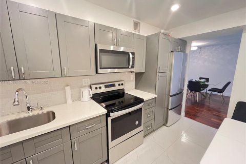 Copropriété à vendre à Hallandale Beach, Floride: 2 chambres, 111.48 m2 № 1981982 - photo 4