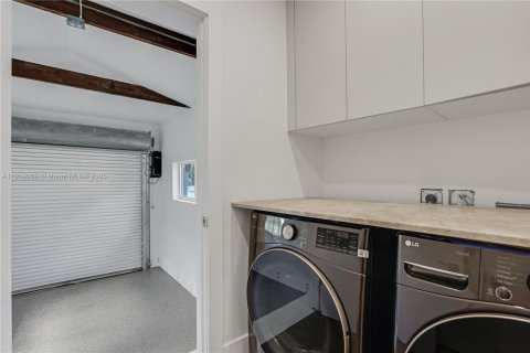 Casa en venta en Surfside, Florida, 5 dormitorios, 291.81 m2 № 1963722 - foto 14