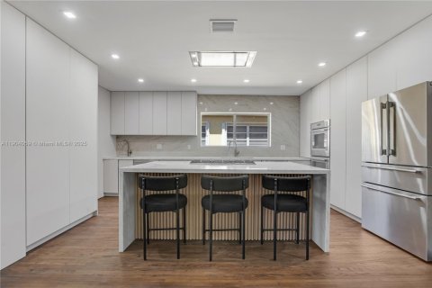 Casa en venta en Surfside, Florida, 5 dormitorios, 291.81 m2 № 1963722 - foto 10