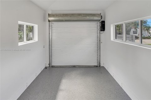 Casa en venta en Surfside, Florida, 5 dormitorios, 291.81 m2 № 1963722 - foto 15