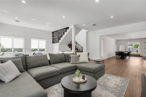 Casa en venta en Surfside, Florida, 5 dormitorios, 291.81 m2 № 1963722 - foto 20