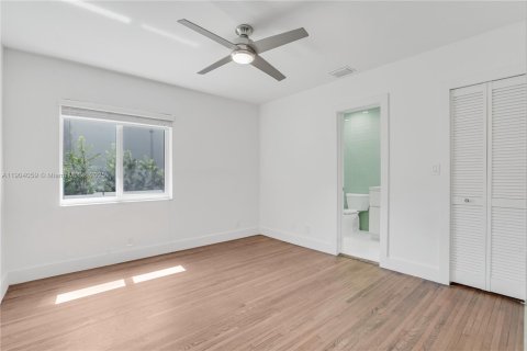 Casa en venta en Surfside, Florida, 5 dormitorios, 291.81 m2 № 1963722 - foto 30