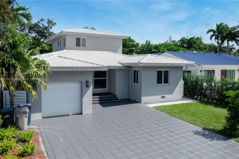 Casa en venta en Surfside, Florida, 5 dormitorios, 291.81 m2 № 1963722 - foto 1