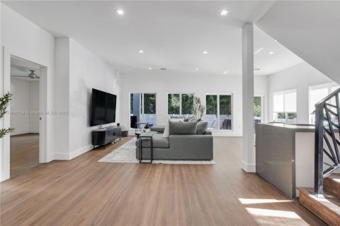 Casa en venta en Surfside, Florida, 5 dormitorios, 291.81 m2 № 1963722 - foto 16