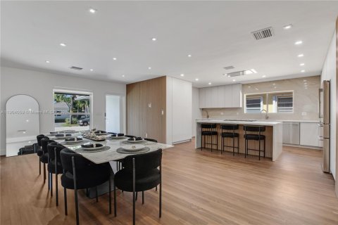 Casa en venta en Surfside, Florida, 5 dormitorios, 291.81 m2 № 1963722 - foto 9