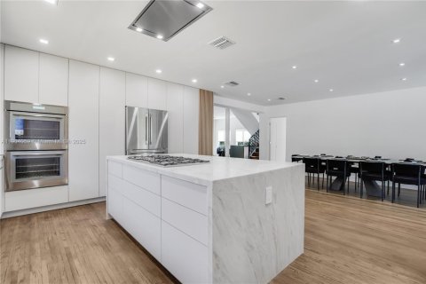 Casa en venta en Surfside, Florida, 5 dormitorios, 291.81 m2 № 1963722 - foto 12