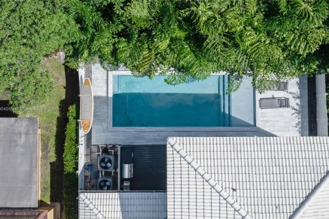 Casa en venta en Surfside, Florida, 5 dormitorios, 291.81 m2 № 1963722 - foto 6