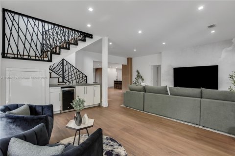 Casa en venta en Surfside, Florida, 5 dormitorios, 291.81 m2 № 1963722 - foto 19