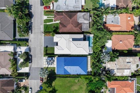 Casa en venta en Surfside, Florida, 5 dormitorios, 291.81 m2 № 1963722 - foto 4