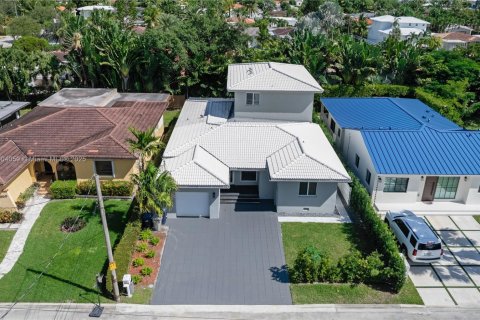 Casa en venta en Surfside, Florida, 5 dormitorios, 291.81 m2 № 1963722 - foto 3