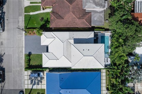 Casa en venta en Surfside, Florida, 5 dormitorios, 291.81 m2 № 1963722 - foto 5