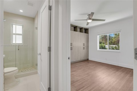 Casa en venta en Surfside, Florida, 5 dormitorios, 291.81 m2 № 1963722 - foto 27