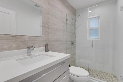 Casa en venta en Surfside, Florida, 5 dormitorios, 291.81 m2 № 1963722 - foto 29