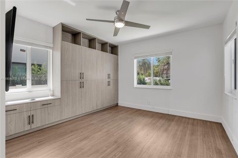 Casa en venta en Surfside, Florida, 5 dormitorios, 291.81 m2 № 1963722 - foto 28