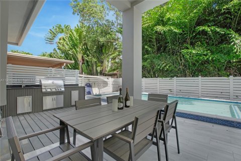 Casa en venta en Surfside, Florida, 5 dormitorios, 291.81 m2 № 1963722 - foto 22