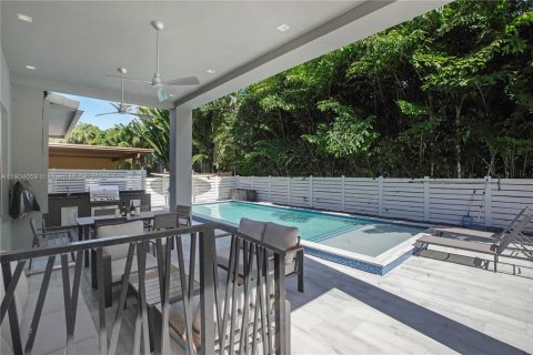 Casa en venta en Surfside, Florida, 5 dormitorios, 291.81 m2 № 1963722 - foto 21