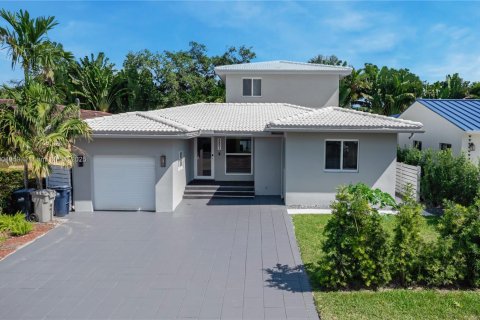 Casa en venta en Surfside, Florida, 5 dormitorios, 291.81 m2 № 1963722 - foto 2