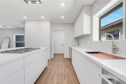 Casa en venta en Surfside, Florida, 5 dormitorios, 291.81 m2 № 1963722 - foto 11