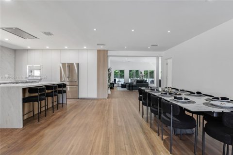 Casa en venta en Surfside, Florida, 5 dormitorios, 291.81 m2 № 1963722 - foto 8