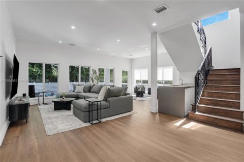 Casa en venta en Surfside, Florida, 5 dormitorios, 291.81 m2 № 1963722 - foto 17