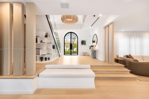 House in Coral Gables, Florida 6 bedrooms, 406.63 sq.m. № 1811733 - photo 4