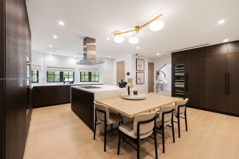 House in Coral Gables, Florida 6 bedrooms, 406.63 sq.m. № 1811733 - photo 16