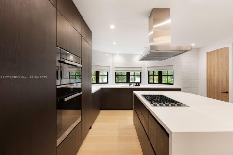 House in Coral Gables, Florida 6 bedrooms, 406.63 sq.m. № 1811733 - photo 20