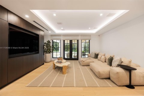 House in Coral Gables, Florida 6 bedrooms, 406.63 sq.m. № 1811733 - photo 13