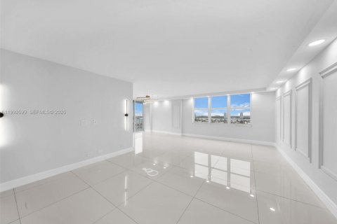 Купить кондоминиум в Санни-Айлс-Бич, Флорида 2 спальни, 172.43м2, № 2062510 - фото 14