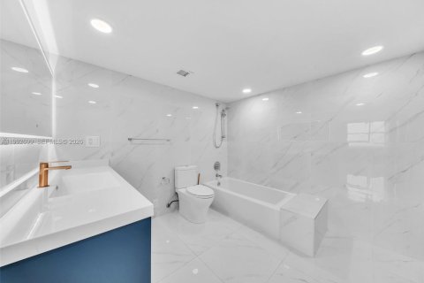 Купить кондоминиум в Санни-Айлс-Бич, Флорида 2 спальни, 172.43м2, № 2062510 - фото 20