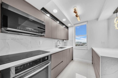 Купить кондоминиум в Санни-Айлс-Бич, Флорида 2 спальни, 172.43м2, № 2062510 - фото 4