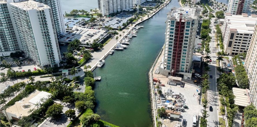 Condo à Sunny Isles Beach, Floride, 2 chambres  № 2390220