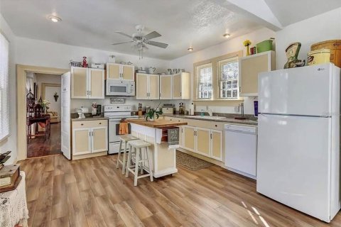 House in Apopka, Florida 3 bedrooms, 190.64 sq.m. № 2201074 - photo 5