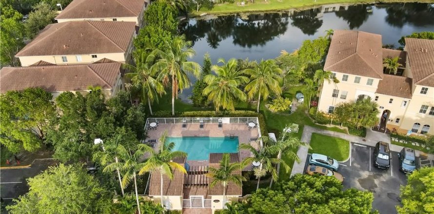 Townhouse in Plantation, Florida 2 bedrooms, 121.79 sq.m. № 1224640
