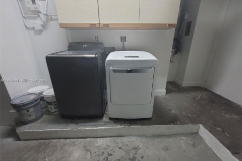 House in Miami, Florida 4 bedrooms, 167.13 sq.m. № 2024060 - photo 20